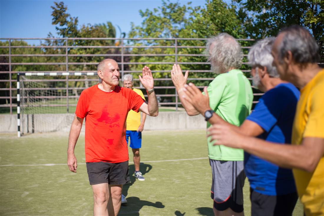 Vereinsmitglieder auf dem Sportplatz