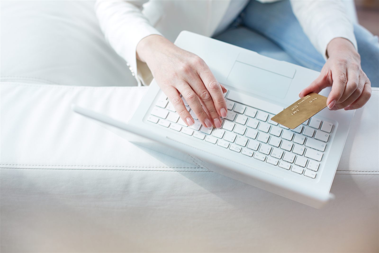 Online Zahlungen akzeptieren mit Kreditkarte am Laptop